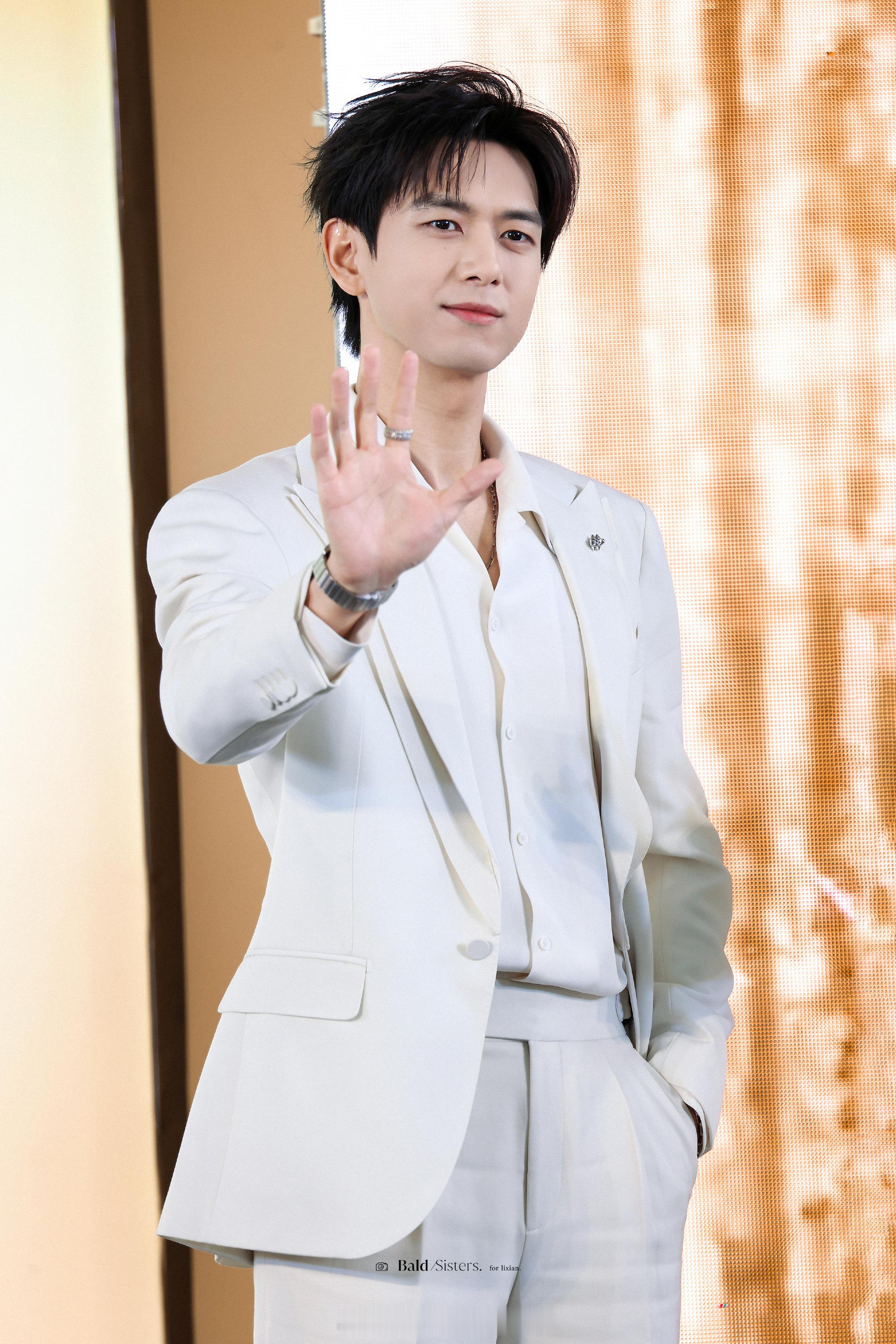 外国媒体介绍李现为“中国的布拉德·皮特”形容的好精准而且李现的英文超级棒，全程和