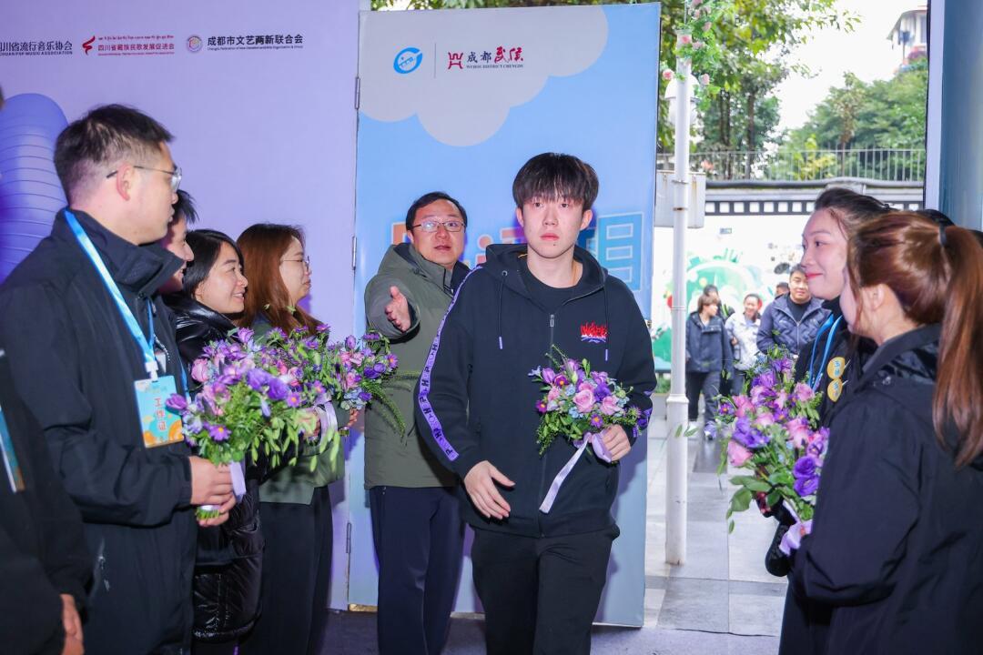 王楚钦手捧鲜花💐帅照一张 