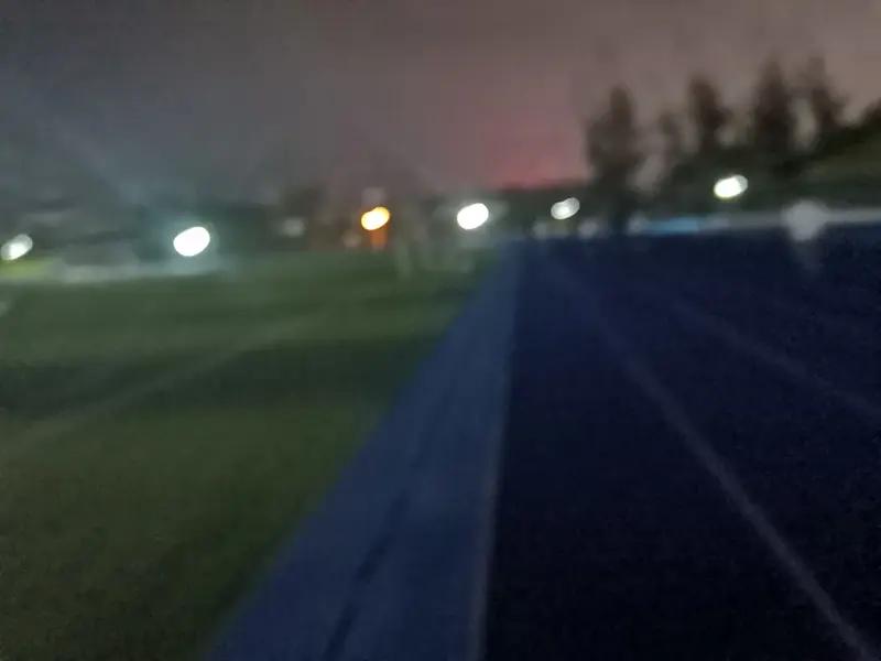 我认为最难的时候，就是孤立无援，前路迷茫的时刻。翻遍通讯录，都找不到能倾诉“我撑