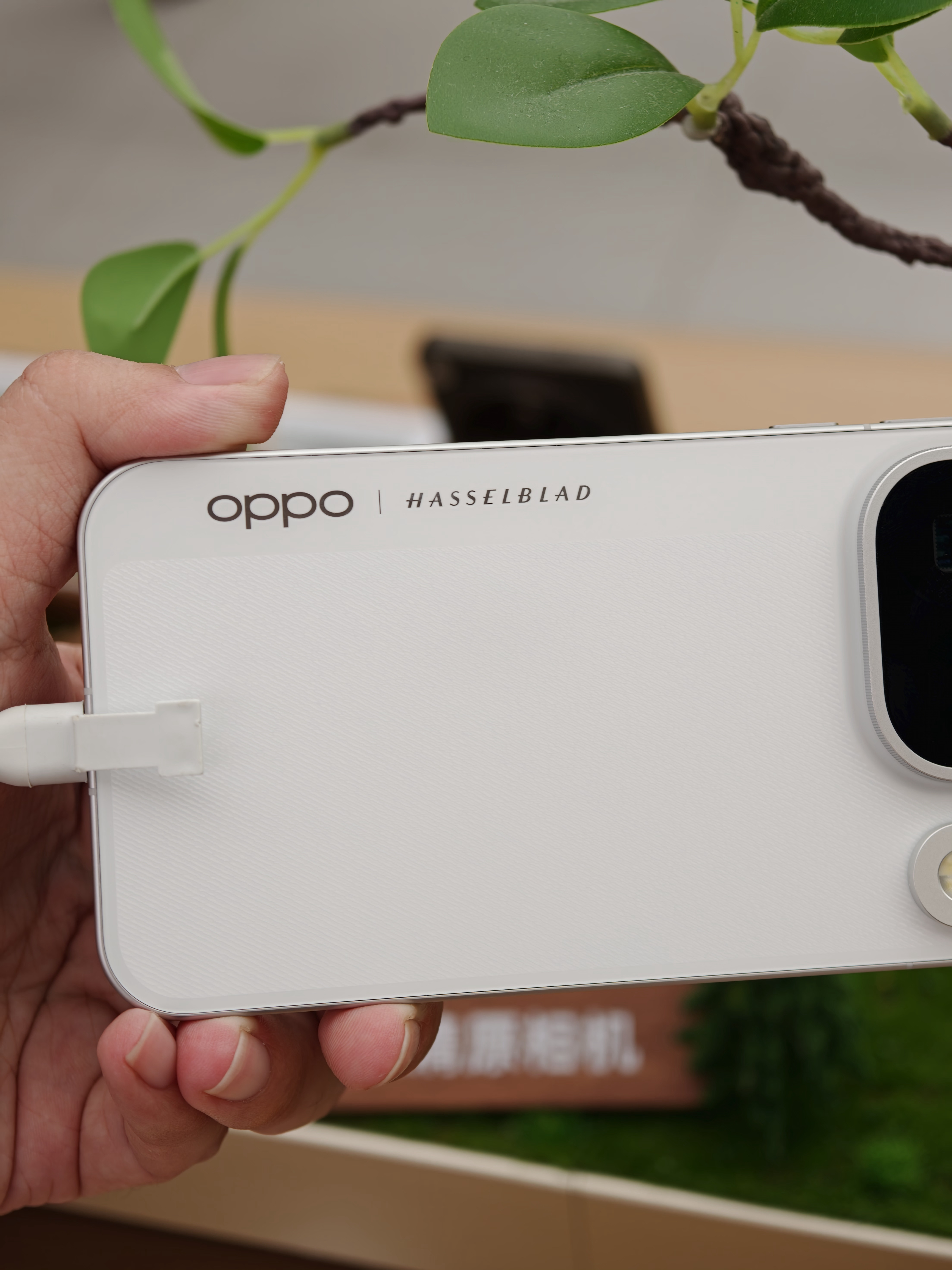 终于摸到了白色版的OPPO Find X10 Pro Max，辨识度真高，线下演