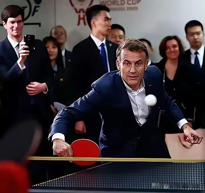 马克龙这波“西装乒乓”，怕是要火遍中西界
 
谁能想到西装革履的马克龙，扎起马步