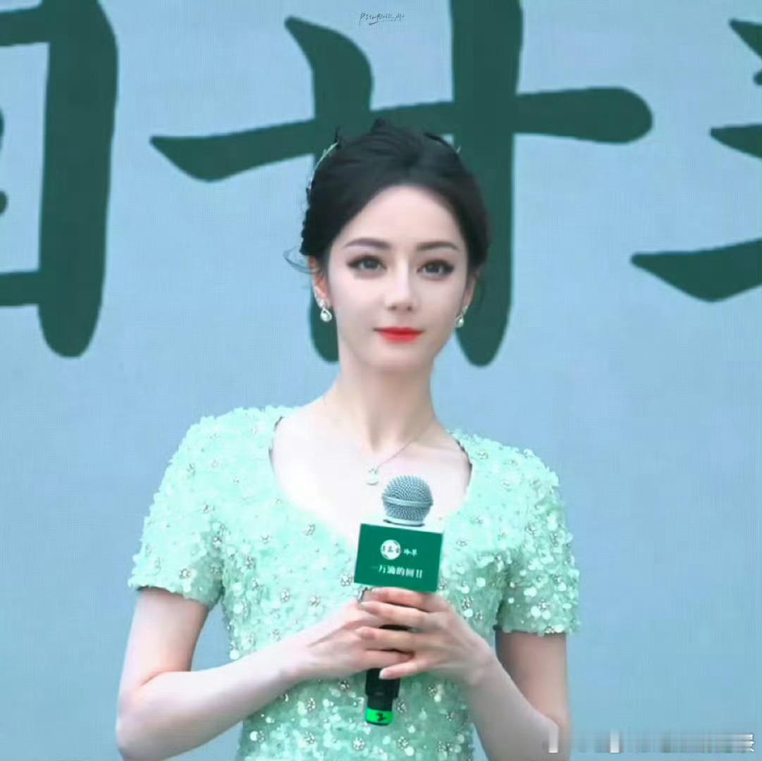 迪丽热巴薄荷绿纱裙迪丽热巴薄荷绿镶钻高定迪丽热巴薄荷绿镶钻高定 ​ ​​​