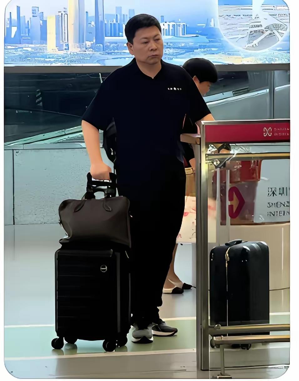 余承东身上有种很戳人的反差感
在发布会上把遥遥领先喊得掷地有声，私下里却低调得像