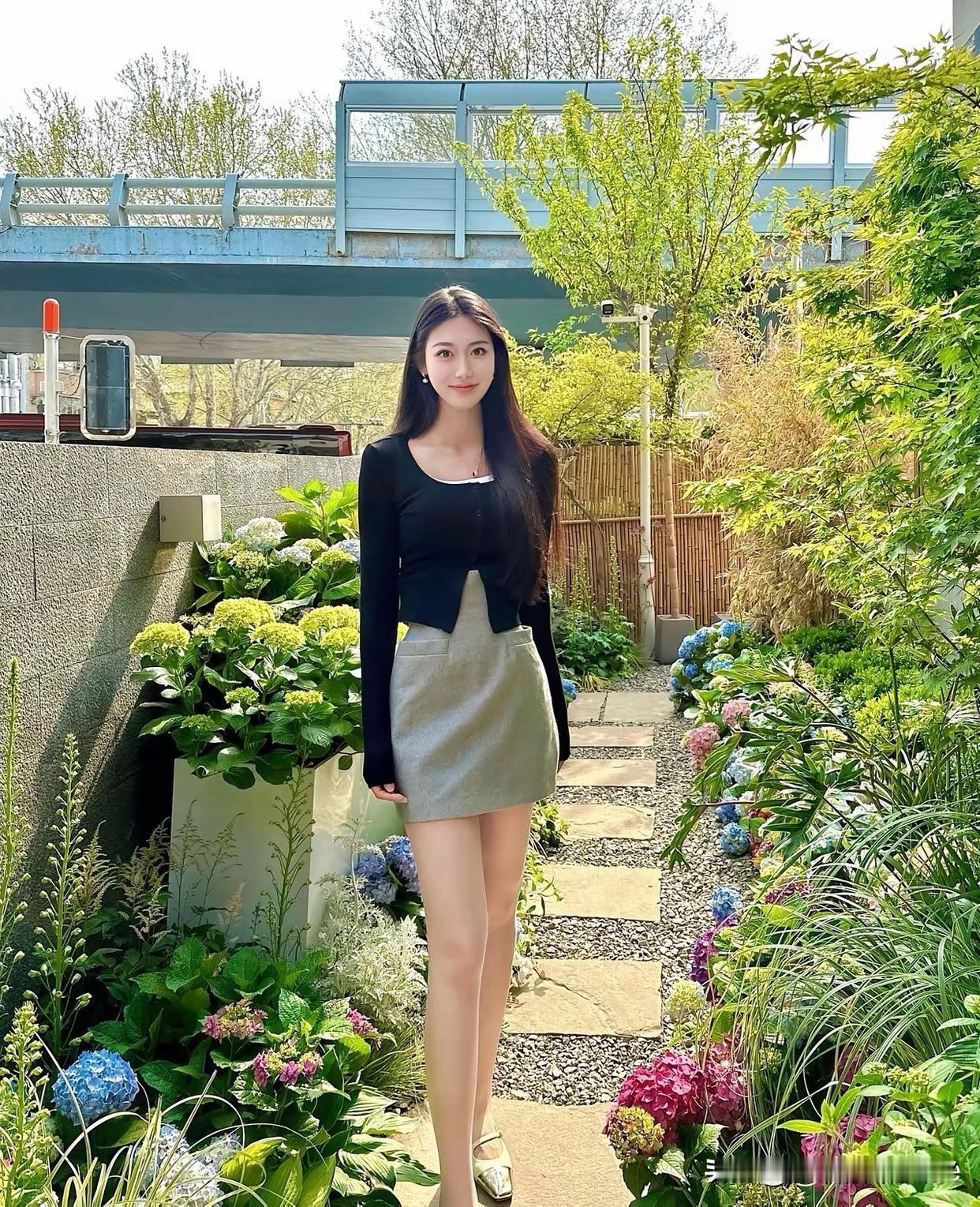 什么年龄段的女人最有女人味? 在花海中静坐，享受片刻宁静与美好。
