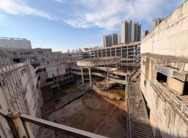 流拍！[衰]
合肥一烂尾楼还没复活！[捂脸]
市民分享：合肥苏宁广场烂尾商业流拍