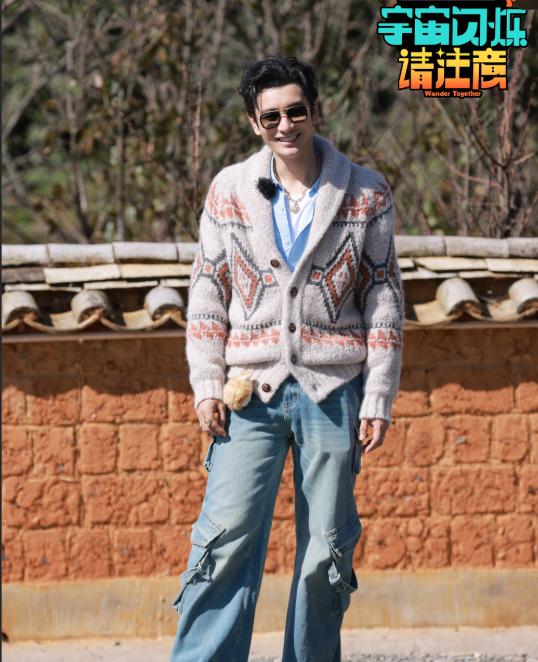 48岁黄晓明上综艺被于洋吐槽体力脑子都不行，还得让哥几个让着；刘耀文也调侃他和年