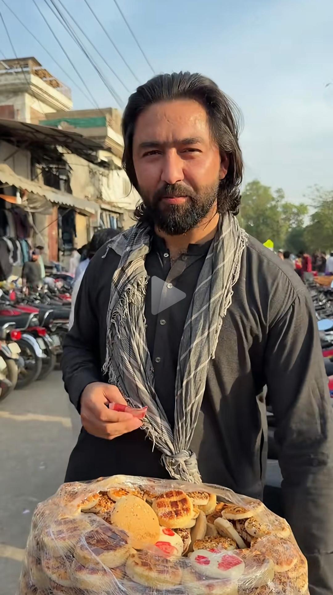 饼哥的天空

视频中的巴基斯坦卖饼男子，看上去面善很儒雅。许多人认为他和台湾歌手