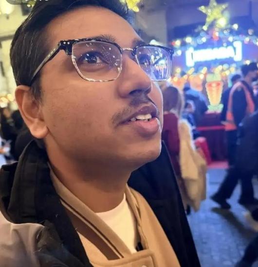 很多印度人在接受采访时，满脸得意地说：我们来东方大国，感觉自己像上等人，在这里有