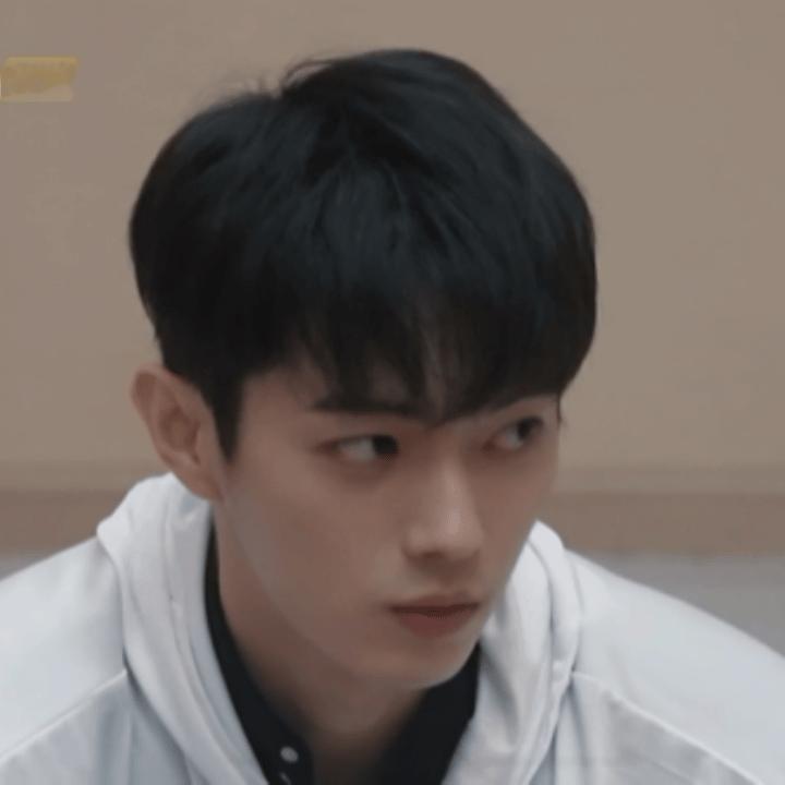 突然发现从来没否认有三个许凯同时上密室大逃脱，细思极恐。。。我打这段话的时候手都