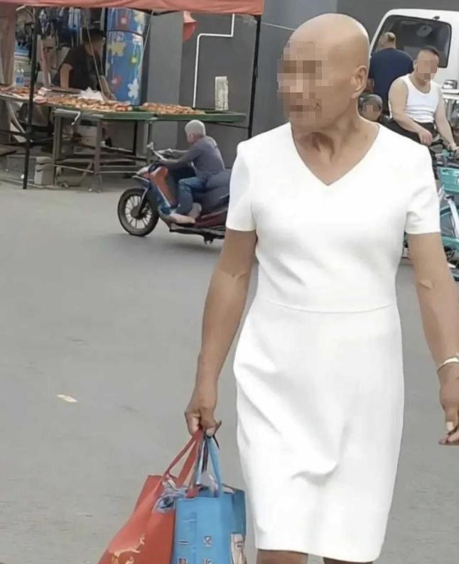 “离大谱！” 山东淄博，72 岁大爷对“80后”男子积怨已久，提前备好女士假发和