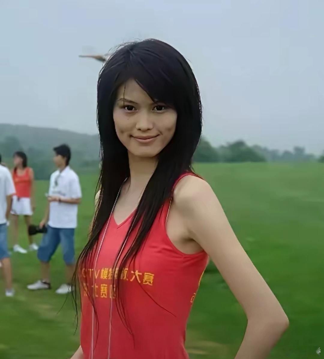 何穗早期当模特的时候。这个脸型是认真的吗？？ 