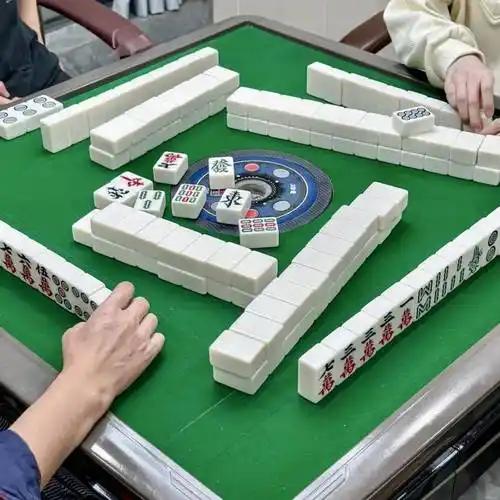 昨天下午4点半，一位“牌友”给我微信发来消息，约我5点半在我楼下的网吧棋牌室，周
