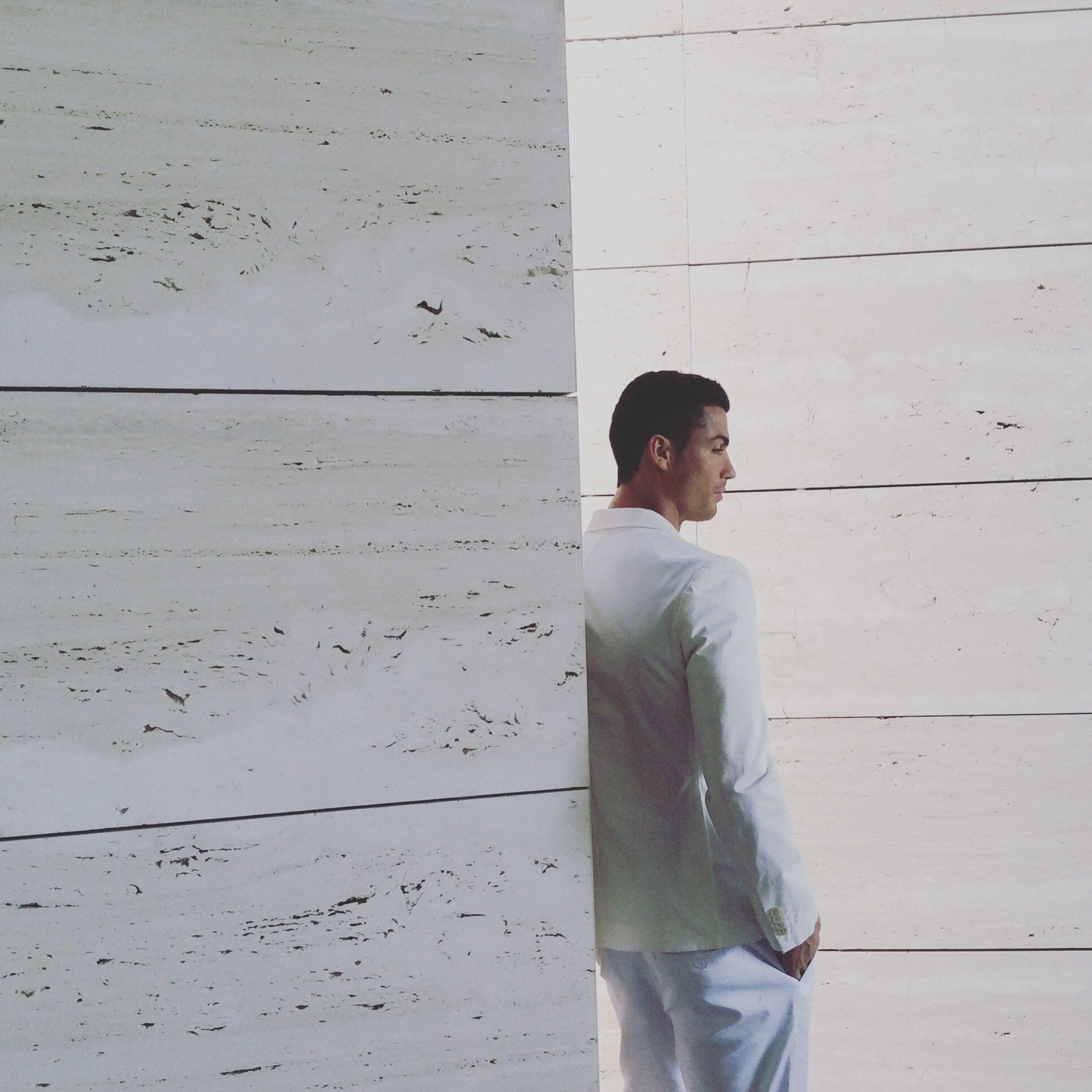 新头像！太帅了以前就特想找罗哥这种背影➕侧脸，背景又有点小氛围感的头像，终于给我