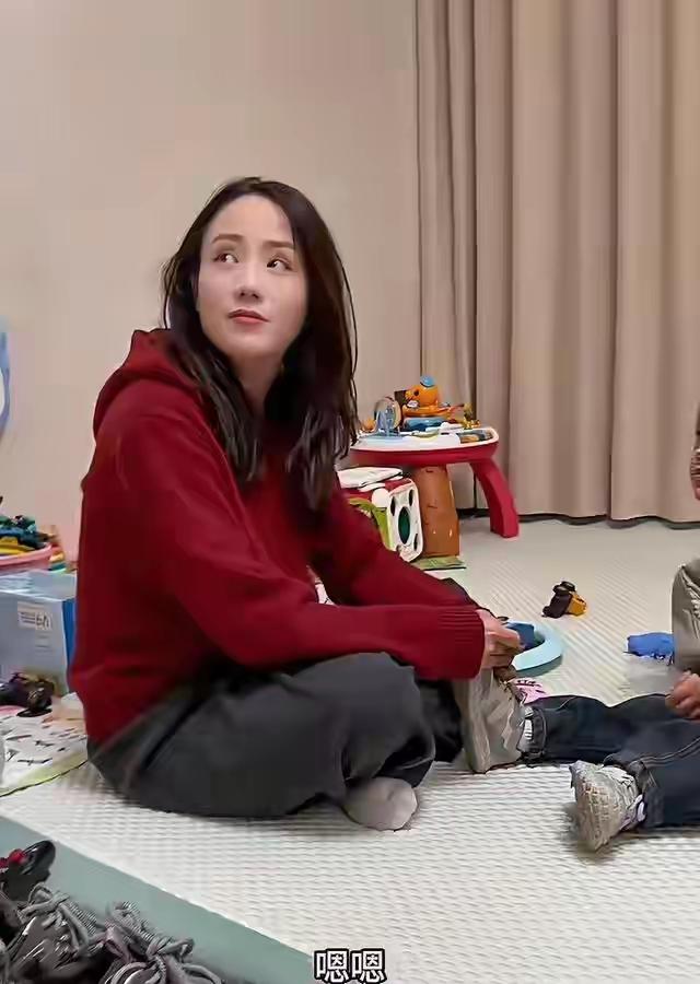 大清早的看到小妹儿粉丝说小二娃，
说小妹儿事业风生水起，小二娃悔断肠子[呲牙]。