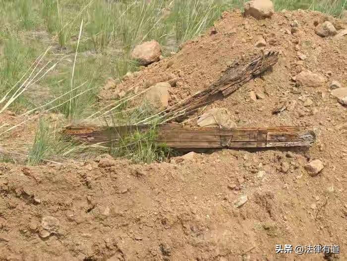 未谈拢就深夜挖坟！山西大同“祖坟被强拆”后续：镇党委书记等三人被处理。

近日，