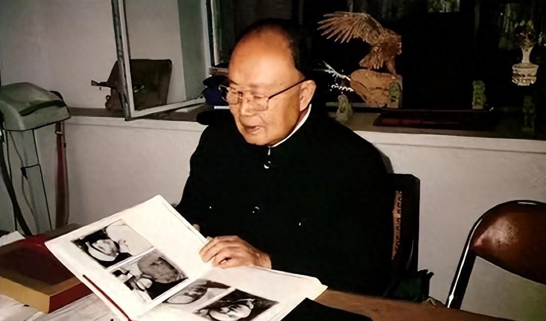 2003年，马文瑞重病弥留之际，在病榻上用笔写下人生最后一句话：我想延安
195