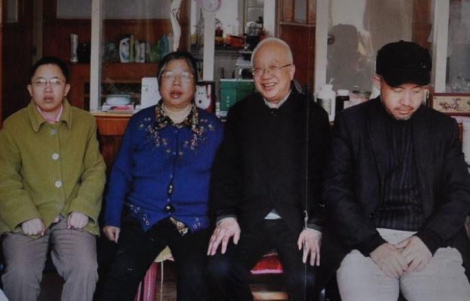 他算过核爆的当量，却算不清家里药盒的编号；
在戈壁滩上守了26年秘密，回家后连碗