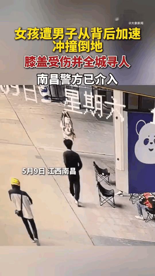 这个男孩也太冲动了吧？看到前面一个女孩穿着打扮，有一点异于常人，他就从后面快步跑