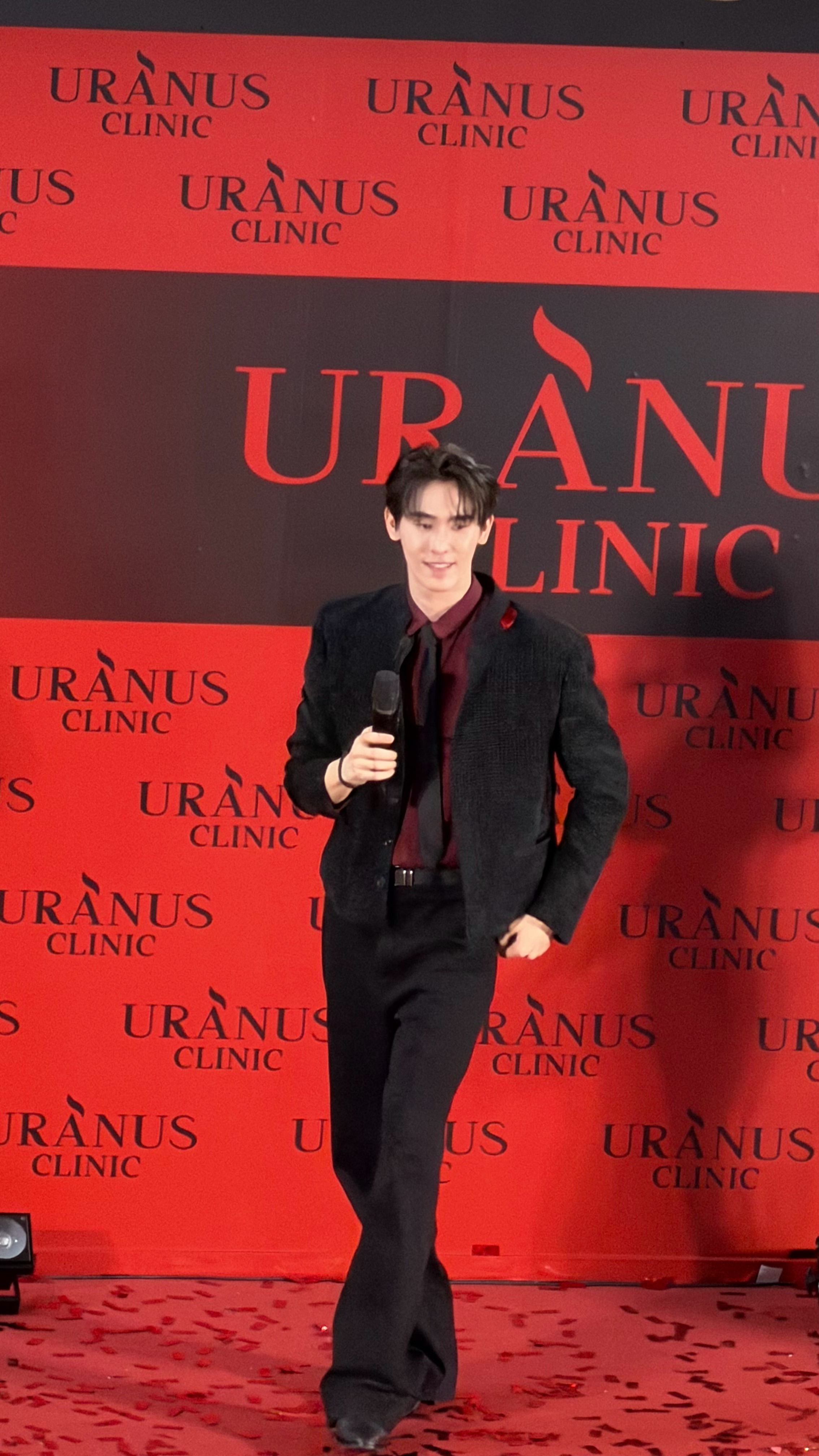 朋友带我来追泰腐男 然后我们打车那个司机看我们两个中国人 说他认识JayChou