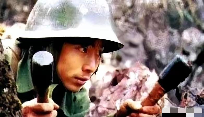1984 年边境战场，战士黄登平站岗执勤，大雾中察觉可疑人影，悄悄靠近后投掷两枚