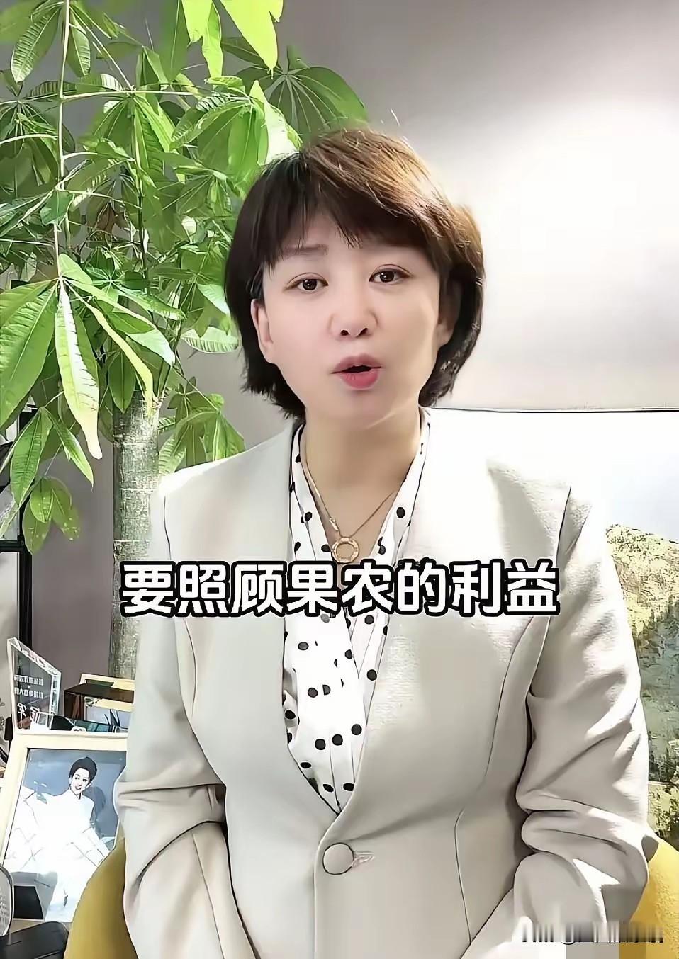 大家能吃到正宗的杨梅应该感谢这名女记者，她叫杨威，前段时间去龙海暗访杨梅市场，由