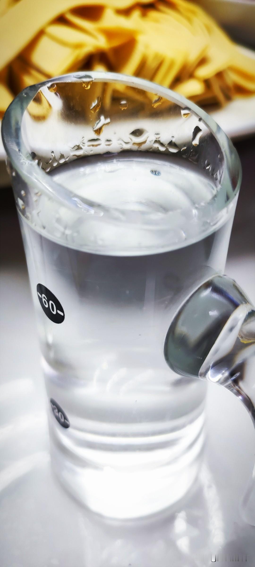 冬日飘雨的午后，友人围聚一桌，最适宜热气腾腾的火锅。美酒满上，从明天开始的202