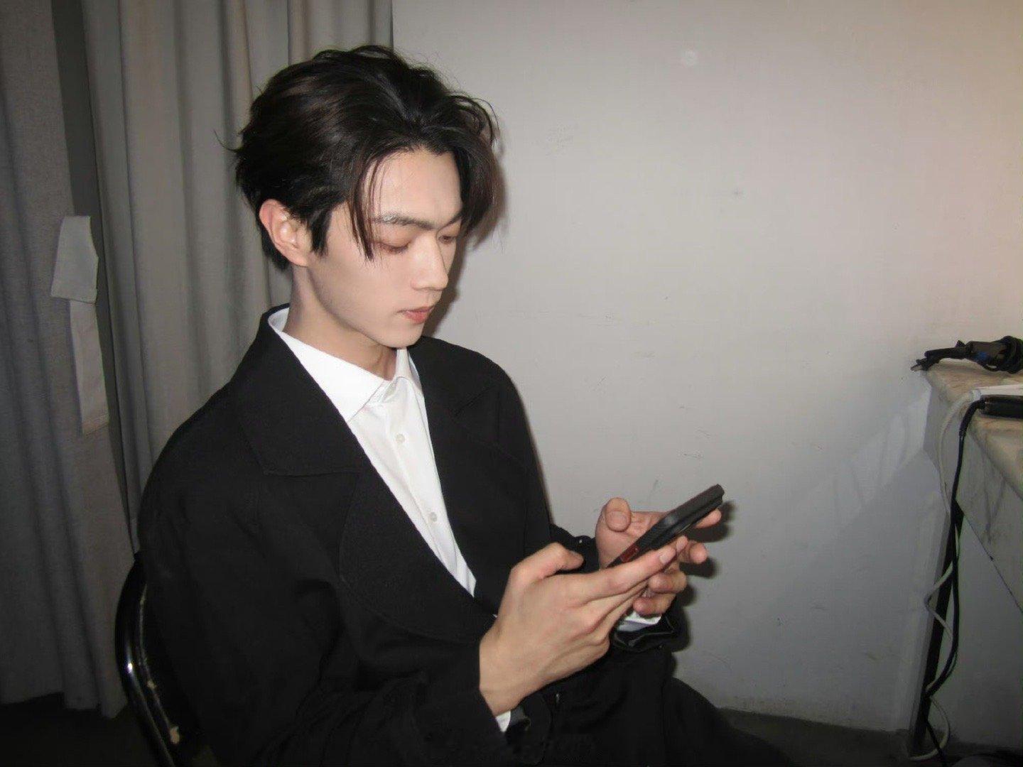 许凯情人节营业许凯祝大家马上有福气许凯情人节营业🈶，大家都要“梅”有烦恼➕马上