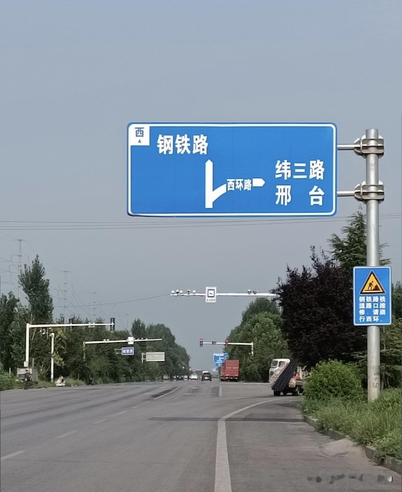 钢铁南路铁道口维修，来往车辆需绕行西环路。
这个铁道口维修时日有点长？！
（拍摄