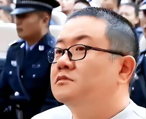孙小果这次是真的走到了头。

1998年他本该为恶行偿命，却靠父母的运作逃脱。母