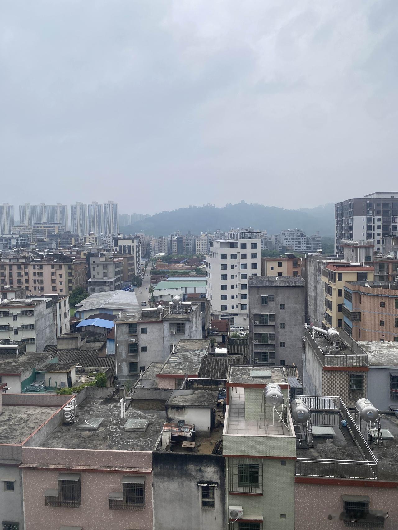 家里最金贵的东西，都摸不着

昨天我闺女问我：“妈，WiFi是不是一种空气？”我
