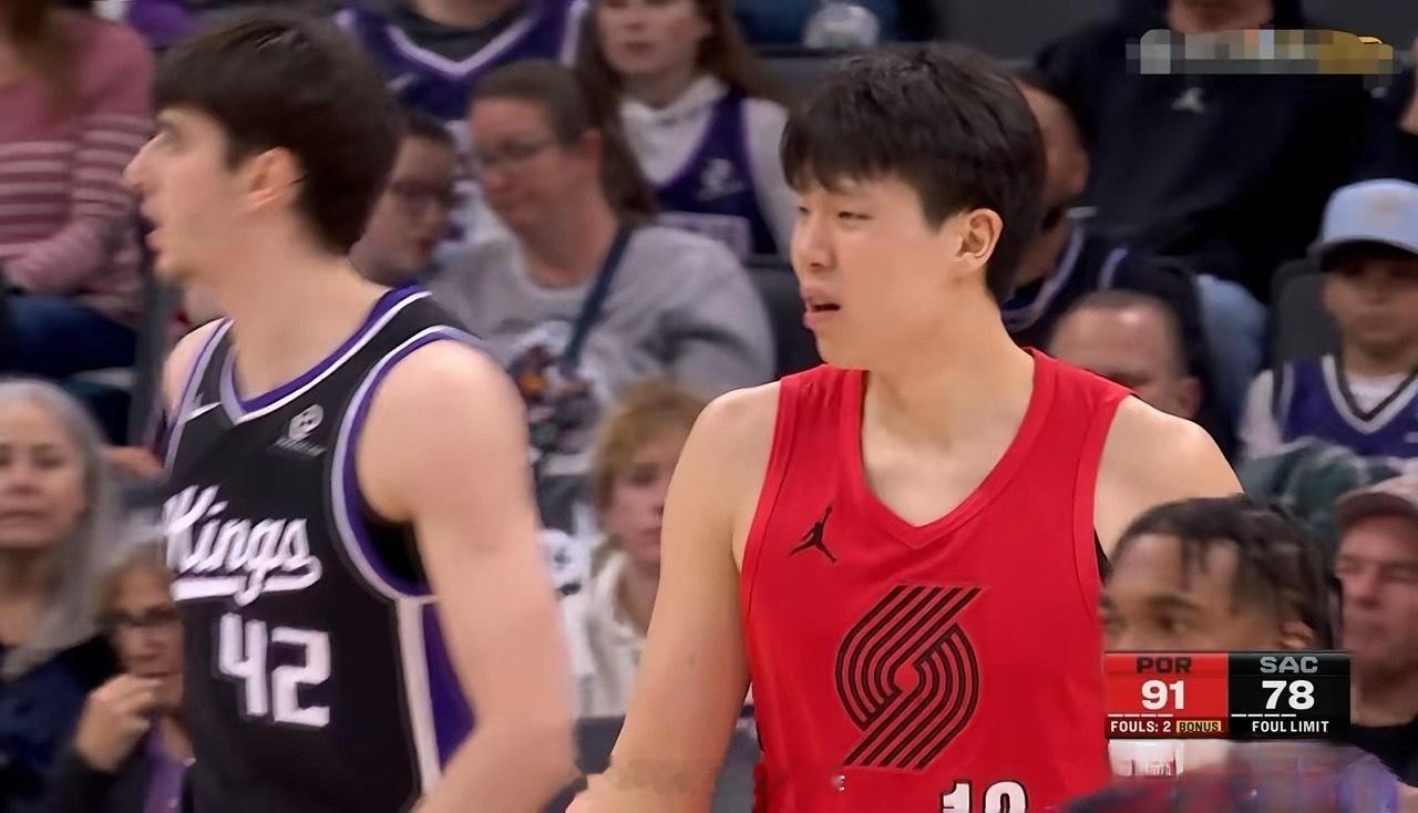 开拓者主帅斯普利特对杨瀚森真是忍无可忍了！在今天开拓者客场挑战国王的比赛中，当时