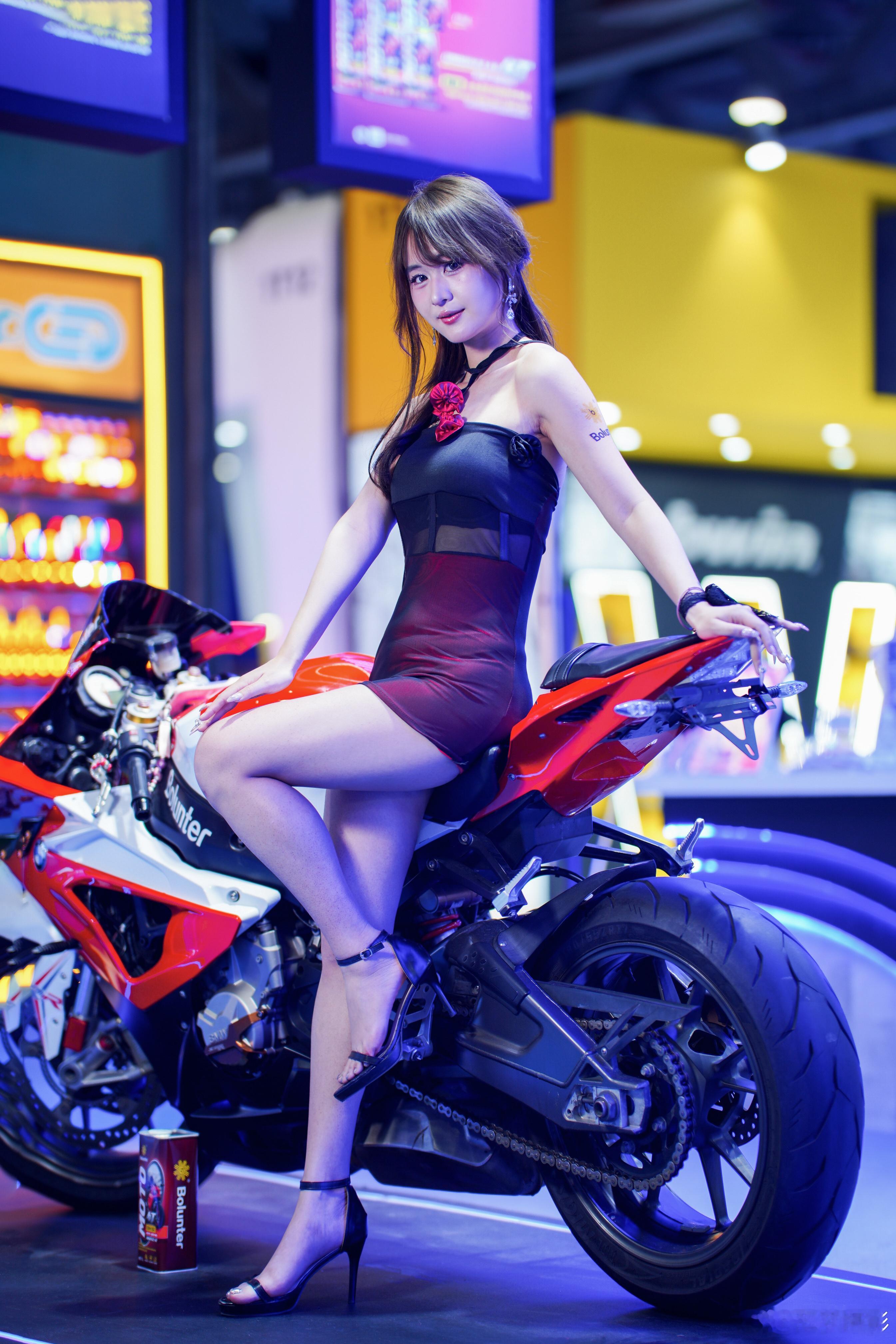 尝试把彩色照片转成黑白，你们觉得效果如何？模特：Kiwi、小磐子、爱妃活动：广州