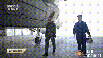 歼二十这么大这么高？绕机一周都得走半天！我们飞行员这动作真的是帅得一批，目视检查