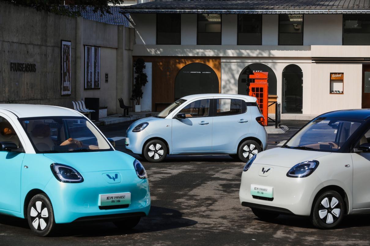 每售2台微型代步车，就有1台宏光MINIEV！2025年销量超43万台。
 
最