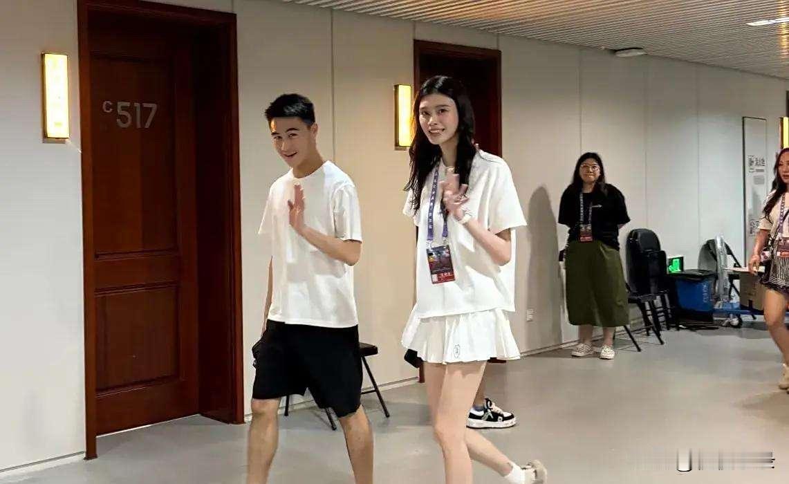在谢霆锋的演唱会上，网友碰到奚梦瑶和何猷君夫妻，全程高甜细节拉满！两人并肩看演出