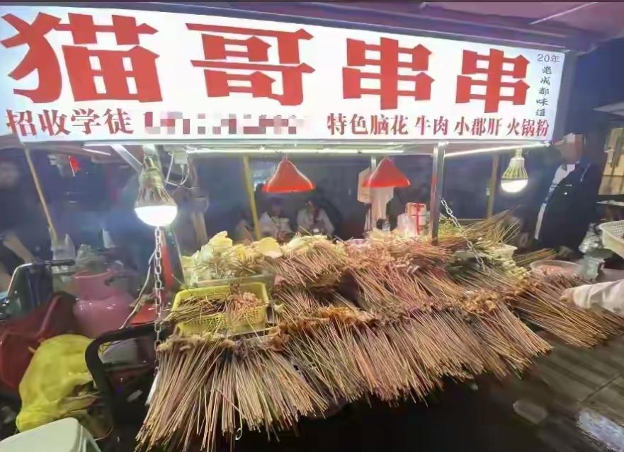 TMD，这“猫哥串串”老板是真缺德！竟敢把上桌客人吃剩的锅底，直接倒回大锅接着卖