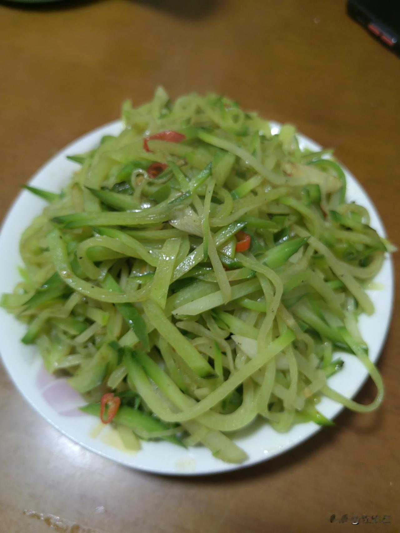 这是我今天给自己做的晚餐：熬制的大米、红薯、山药、花生米粥，一盘清炒青萝卜丝。