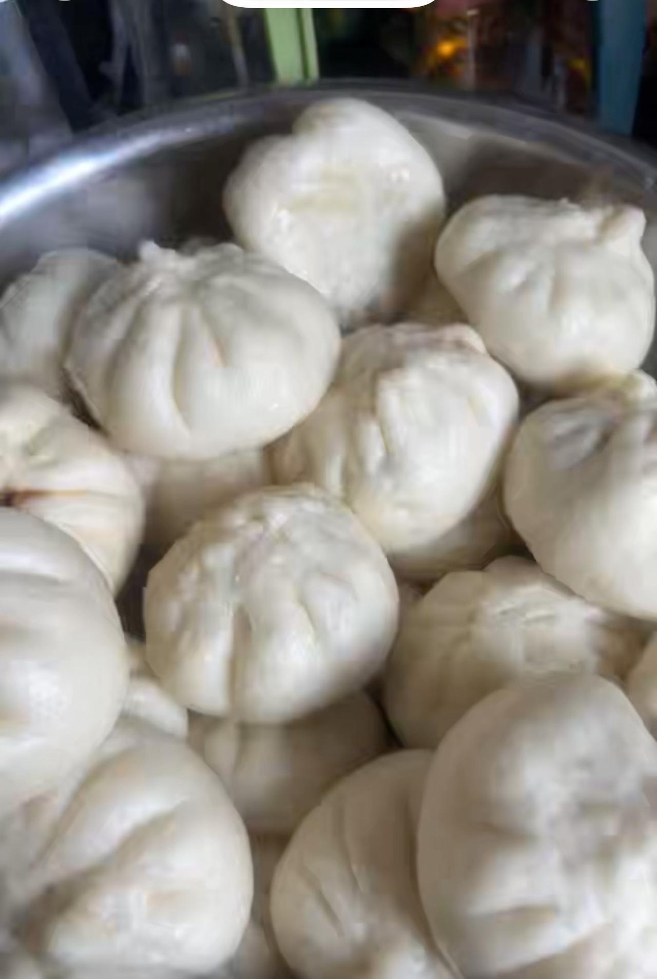 一大早起来包了几十个包子，
因为二丫头前天发信息来，
想吃酱肉包子了，
昨天我炒
