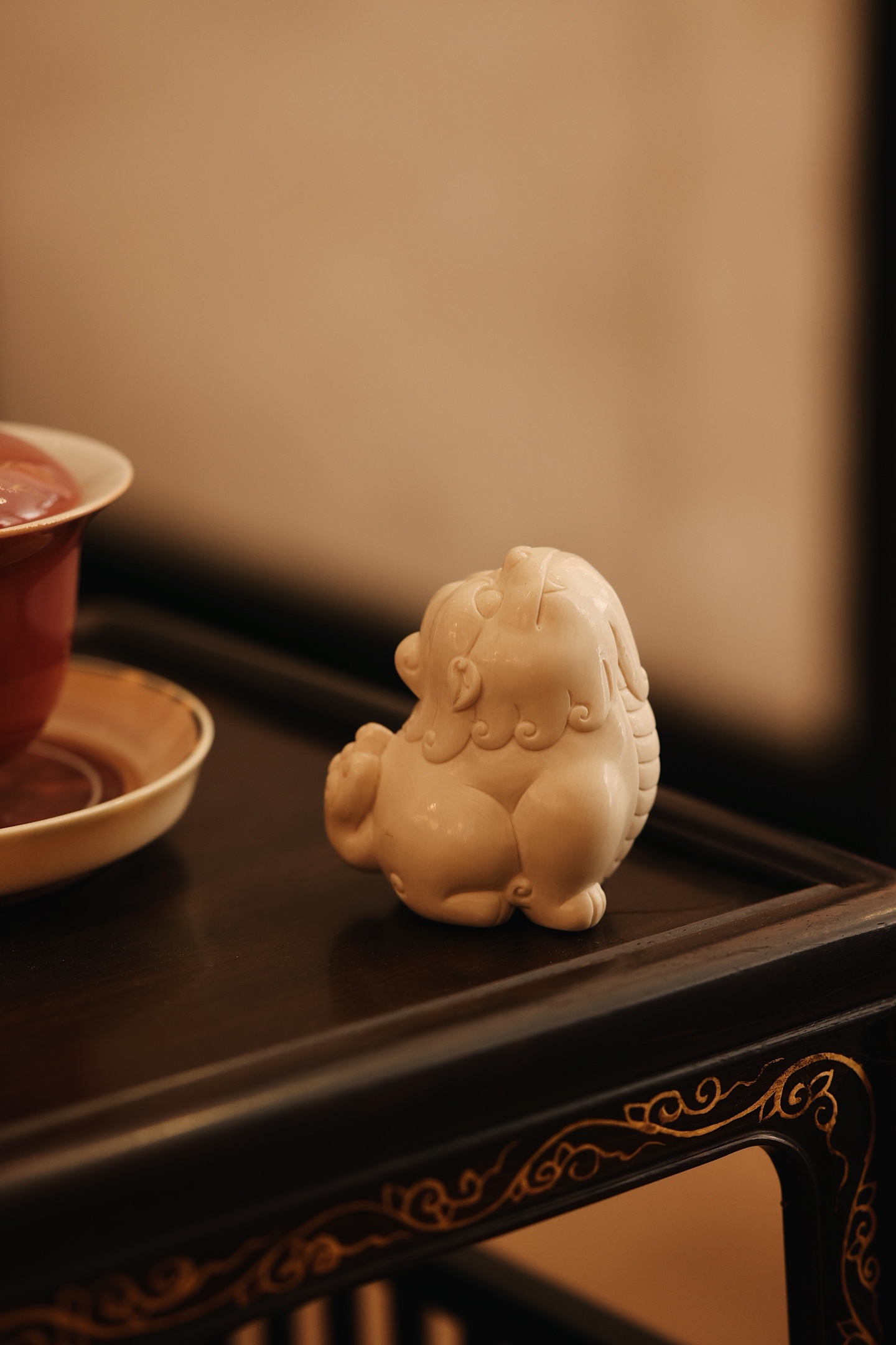 猛犸 | 望天吼料质莹润，纹理细腻，雕作望天吼身形饱满，鬃纹卷曲，神情温驯可爱，