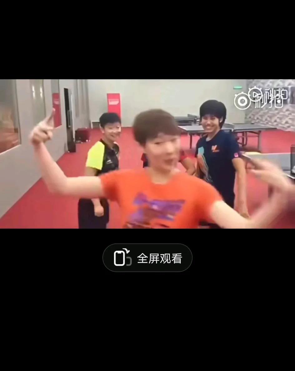 王曼昱那个小姿势太美了，莎莎是个开心宝，两个宝贝帅极了！[赞]
曼曼优雅，沙沙活