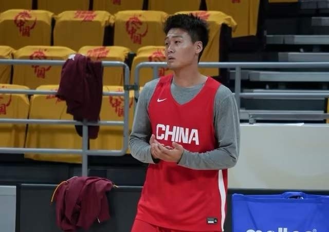 媒体人：赵睿跟随国家队前往韩国，客场有望登场！在昨天晚上输给韩国男篮之后，中国男