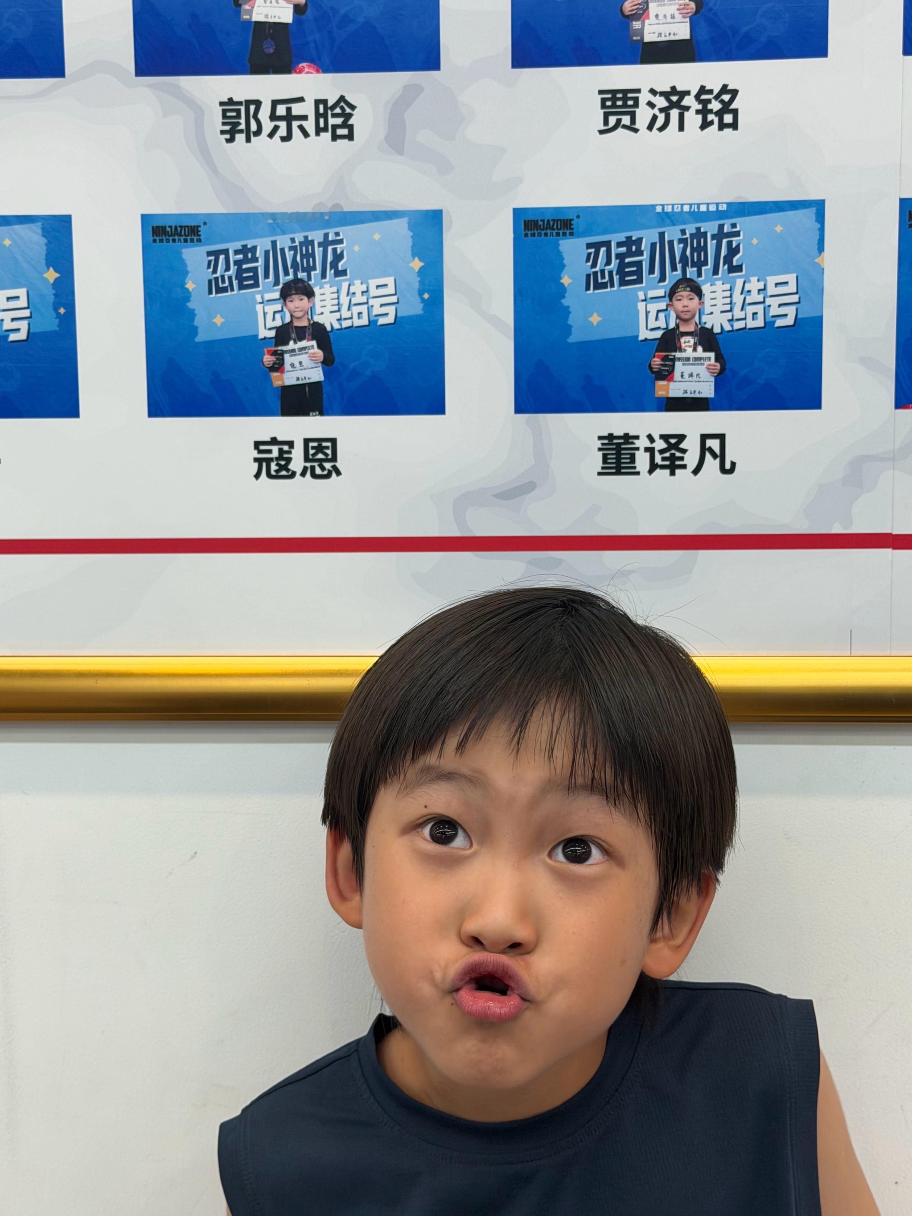 小八：妈妈你看老师把我挂墙上了我：这不叫挂墙上，这叫榜上有名小八语录
