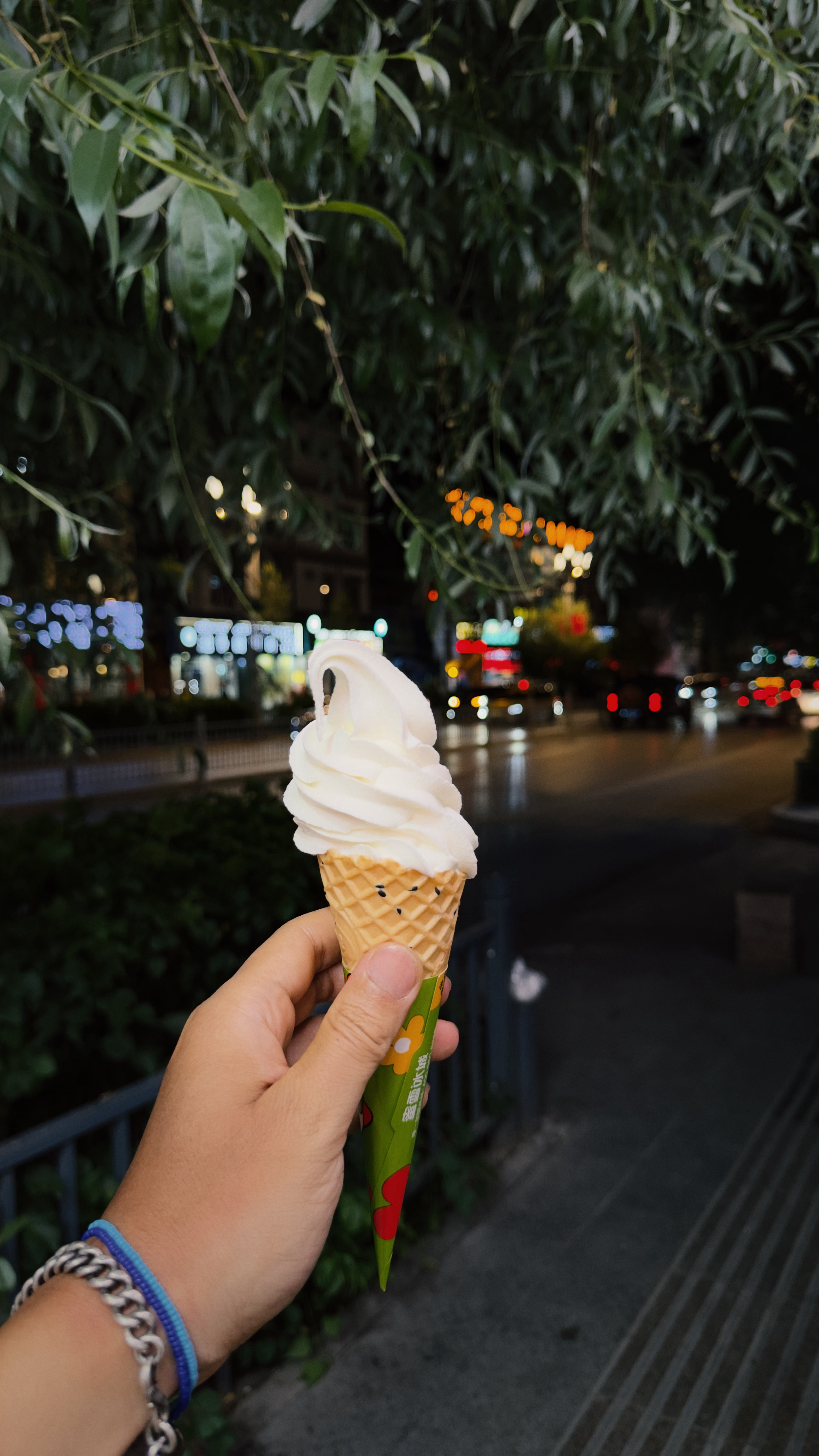 下午本来想在肯德基买个甜筒，结果赶上清洗机器。刚才路过蜜雪冰城，我问蔻蔻吃不吃甜