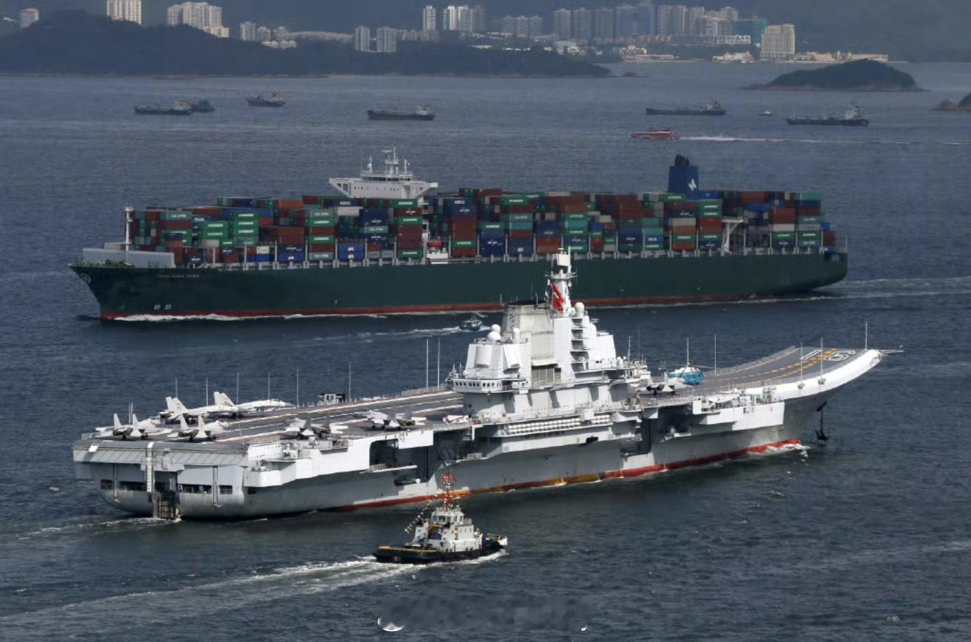中国海军山东舰航母编队抵达香港 对海上堡垒没感知的话，看完了就有感知了，我也是之