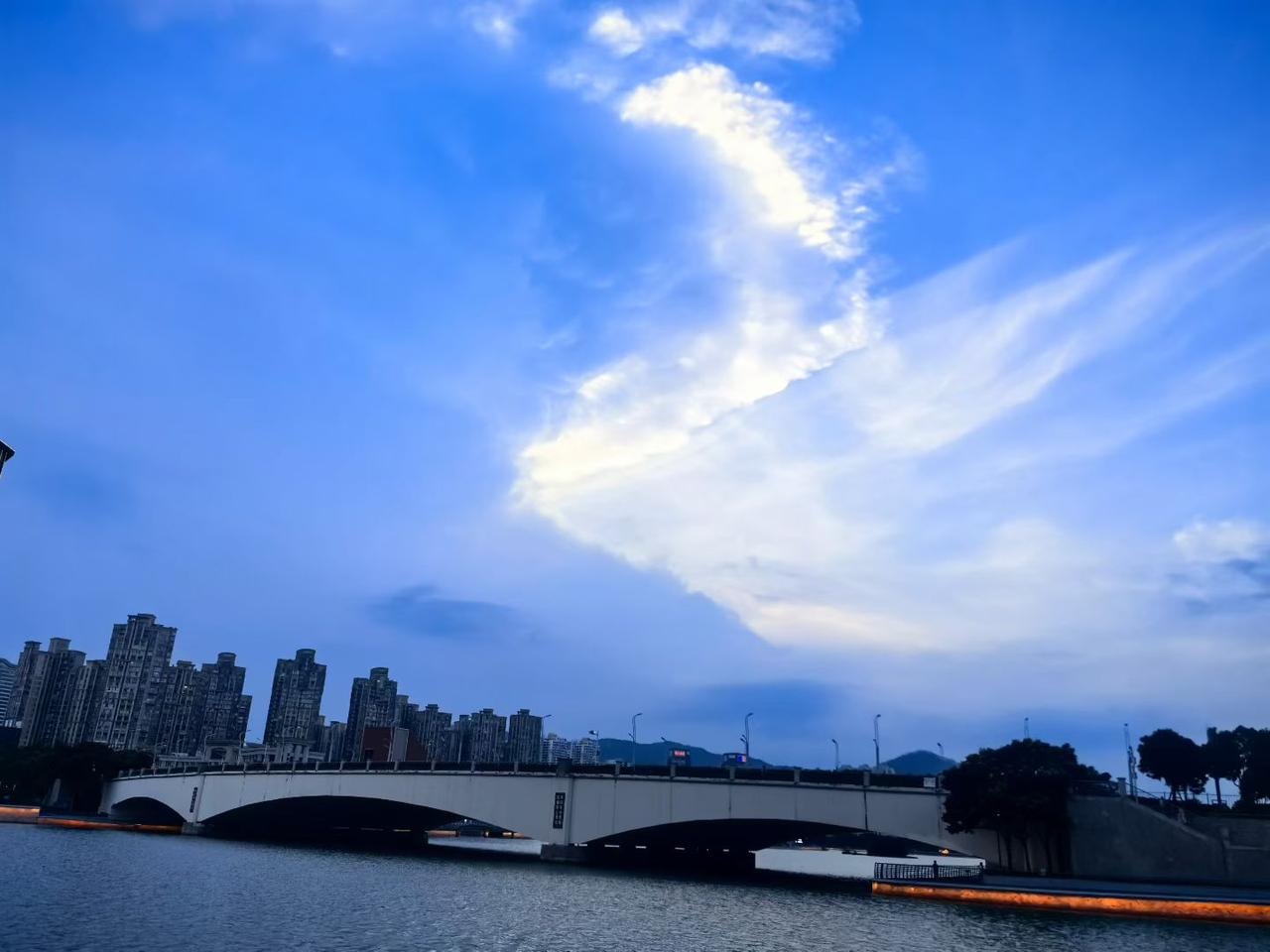 养儿防老不灵了？
都说“存钱不如存在人，一定要有儿子”
养老心中才不会慌，我看未