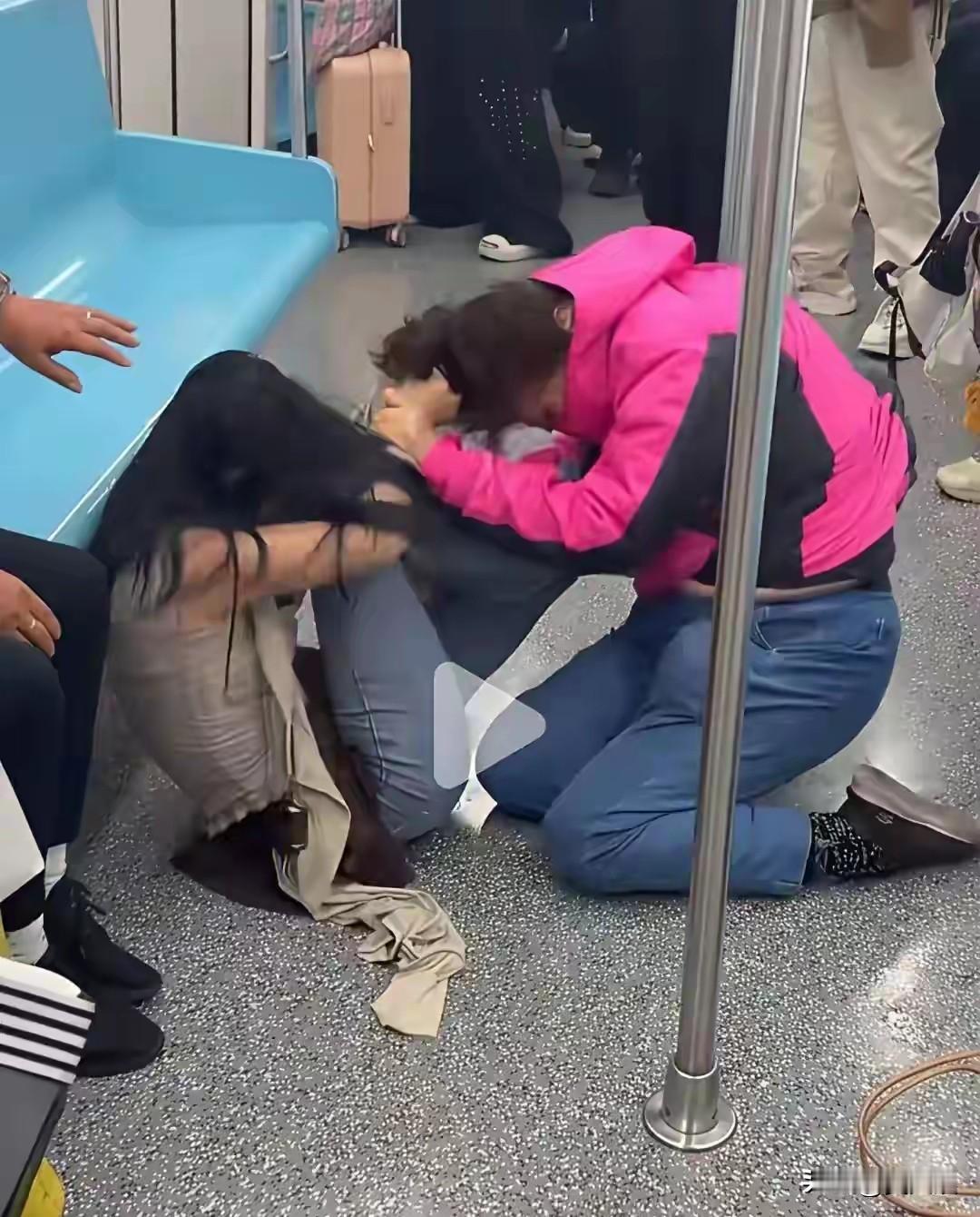 为了一个座位丢人丢到家。
上海地铁两个女人一个32岁，一个60多岁为了抢一个座位