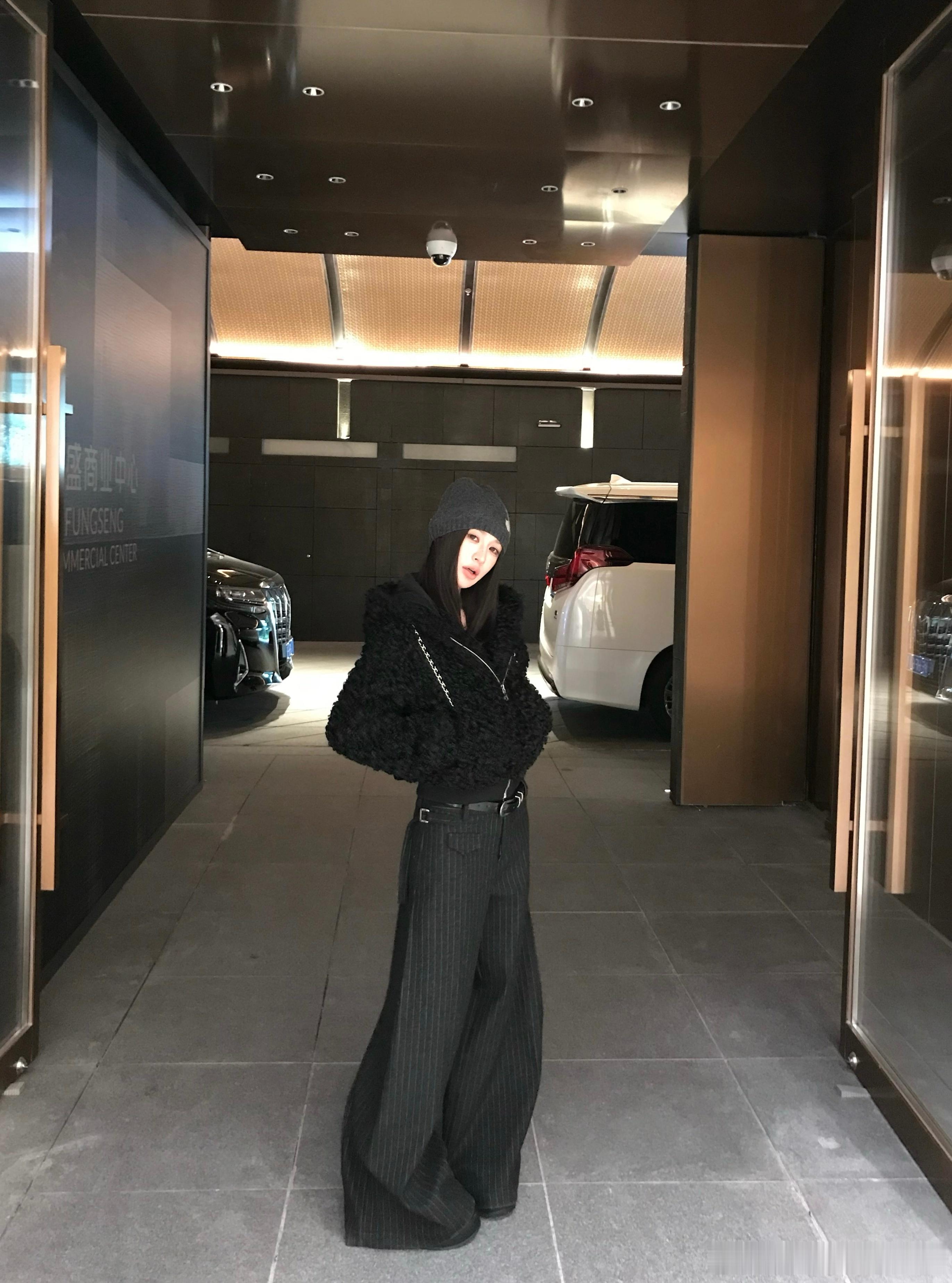 很久没出过这种职场感的西裤了不仅hold住商务场合 日常穿搭也是游刃有余 阔腿裤