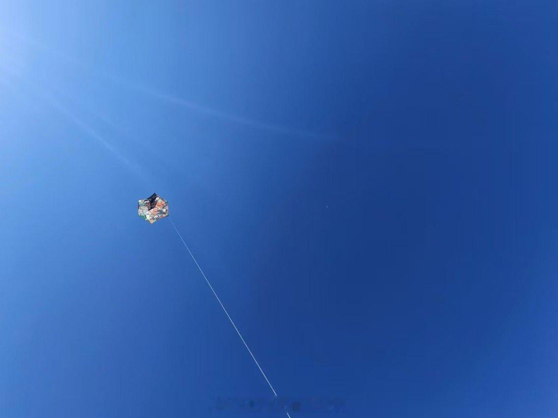 #春花焰送上秋天的第一阵疯##春花焰# 谁说秋天不能“疯”？春花焰剧宣以风筝为笔