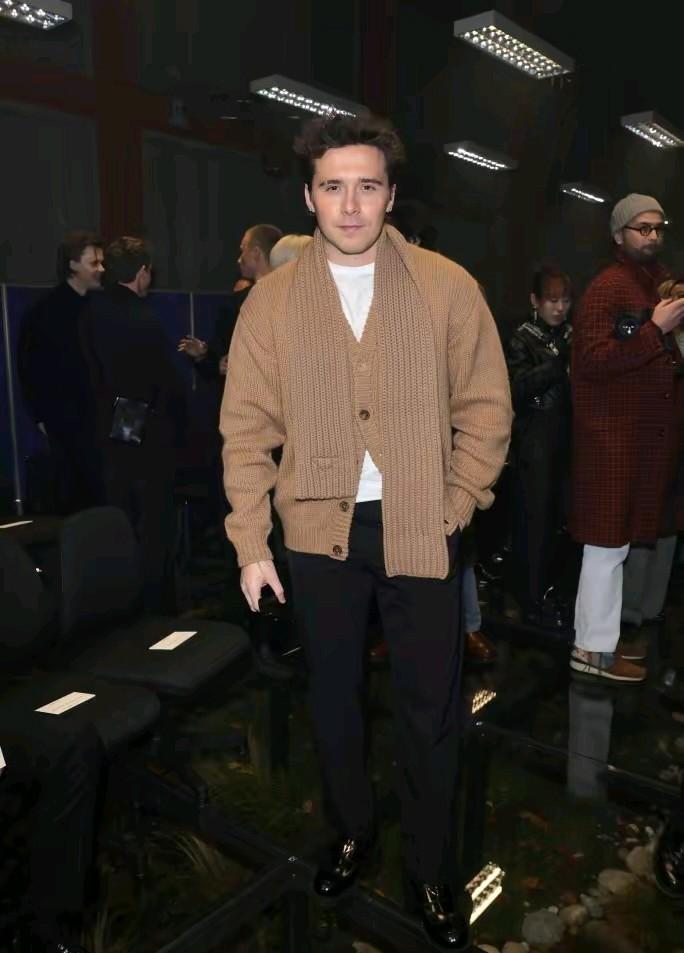 贝克汉姆长子发文决裂：全家都在演戏！曝维多利亚贴身热舞太恶心。
这就是个地主家的