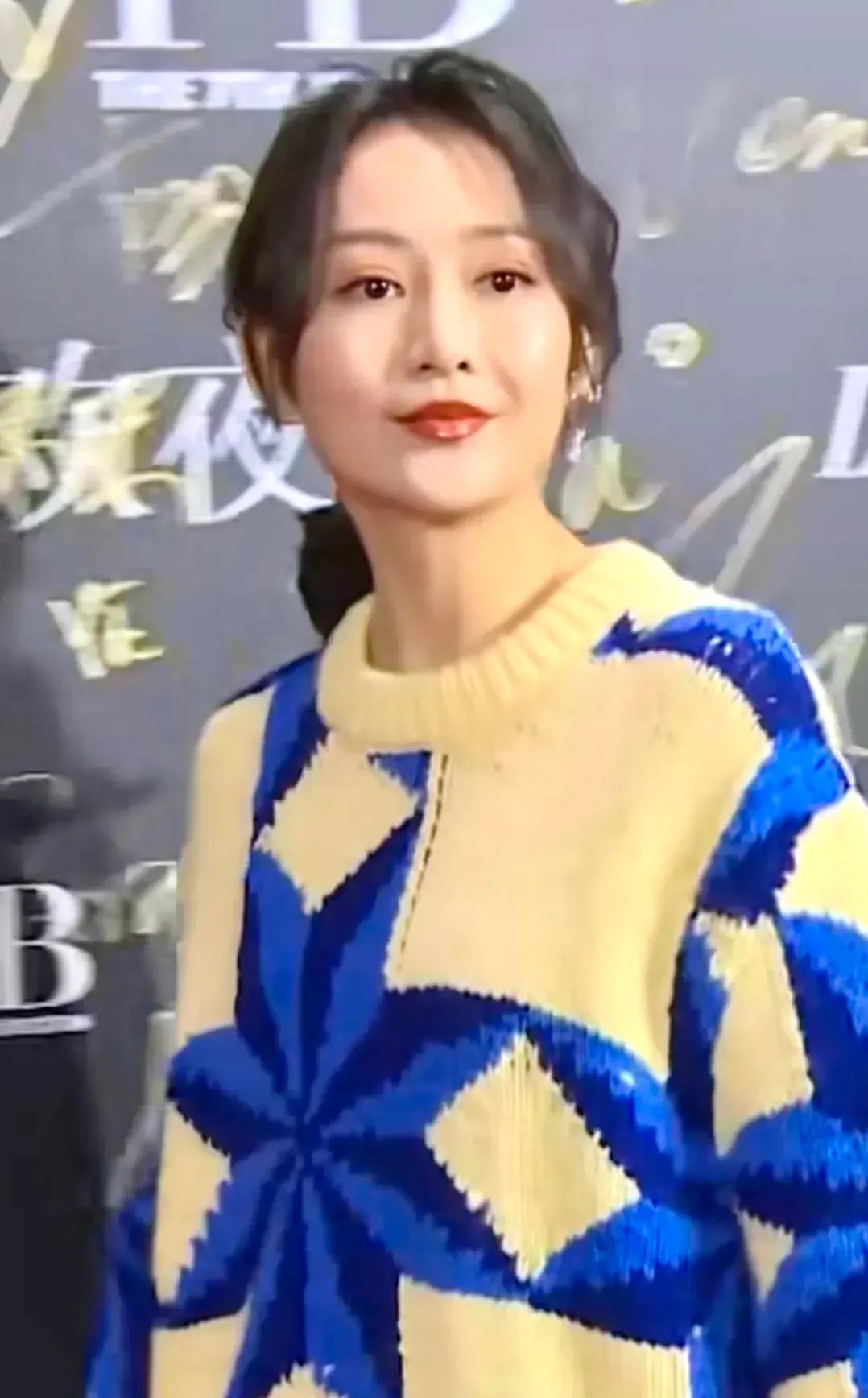 王鸥跟别人就是不一样，别人走红毯都穿礼服，她穿一件大毛衣，大大咧咧跟逛菜市场一样